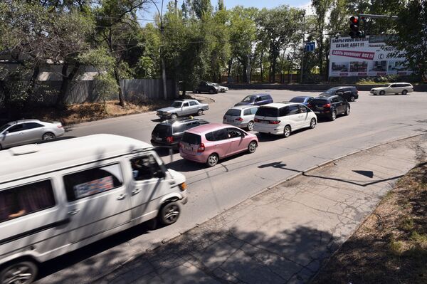 Пробки и заторы в городе зачастую возникают из-за нежелания водителей стоять на своей полосе лишние пару минут. - Sputnik Кыргызстан