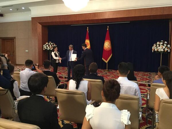 Глава государства Алмазбек Атамбаев во время торжественного награждения стипендиатов в госрезиденции Ала-Арча. - Sputnik Кыргызстан