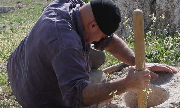 Ученые перемалывают зерно при помощи древней ступы. Архивное фото - Sputnik Кыргызстан