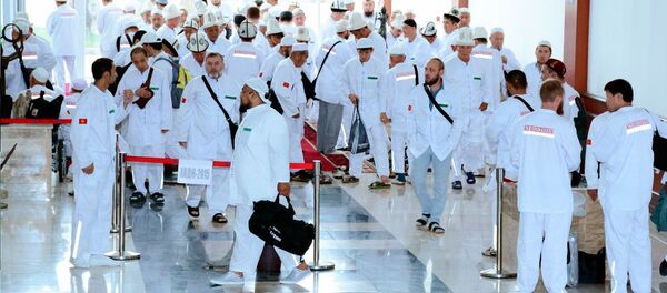 Зыяратчылар учууну күтүп жатышат. Архив - Sputnik Кыргызстан