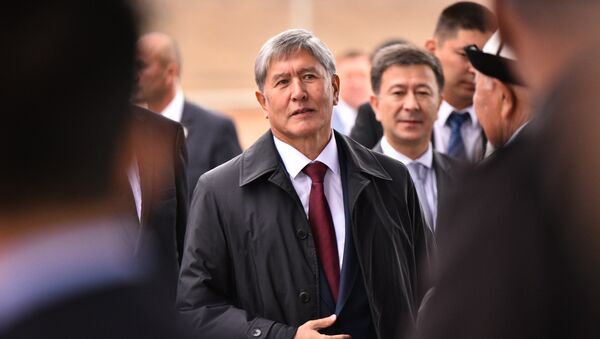 Президент Алмазбек Атамбаев на церемонии запуска линии электропередачи Датка-Кемин. - Sputnik Кыргызстан
