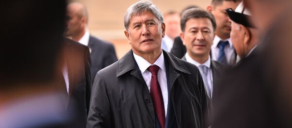 Президент Алмазбек Атамбаев на церемонии запуска линии электропередачи Датка-Кемин. - Sputnik Кыргызстан