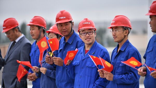 Участники строительства линии электропередачи Датка — Кемин c флагами Кыргызстана. Архивное фото - Sputnik Кыргызстан