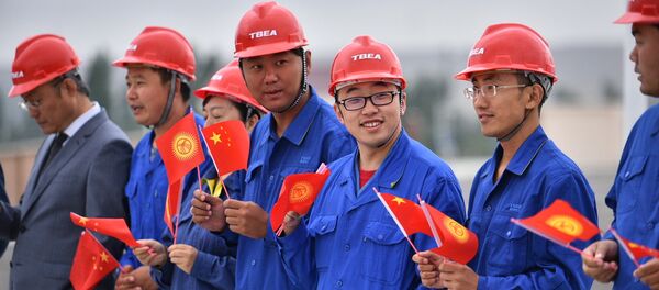 Участники строительства линии электропередачи Датка — Кемин c флагами Кыргызстана. Архивное фото - Sputnik Кыргызстан