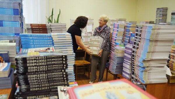 Учителя сортируют новые учебники. Архивное фото - Sputnik Кыргызстан