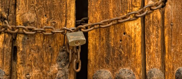 Замок с цепью на двери. Архивное фото - Sputnik Кыргызстан