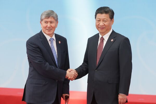 Президент Кыргызстана Алмазбек Атамбаев (слева) и председатель Китайской народной республики Си Цзиньпин. Архивное фото - Sputnik Кыргызстан