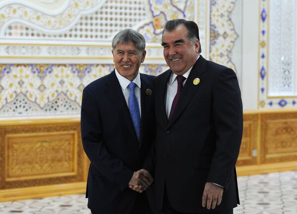 Президент Кыргызстана Алмазбек Атамбаев и президент Таджикистана Эмомали Рахмон. Архивное фото - Sputnik Кыргызстан