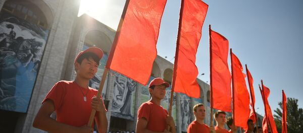 Участники празднования Дня независимости на площади Ала-Тоо в Бишкеке. Архивное фото - Sputnik Кыргызстан