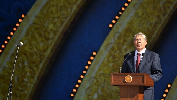 Президент Кыргызстана Алмазбек Атамбаев выступил на центральной площади Ала-Тоо с поздравительной речью по случаю празднования Дня независимости. - Sputnik Кыргызстан