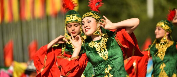 Балдардын бий топтору Ала-Тоо аянтында өз өнөрлөрүн көрсөтүүдө - Sputnik Кыргызстан