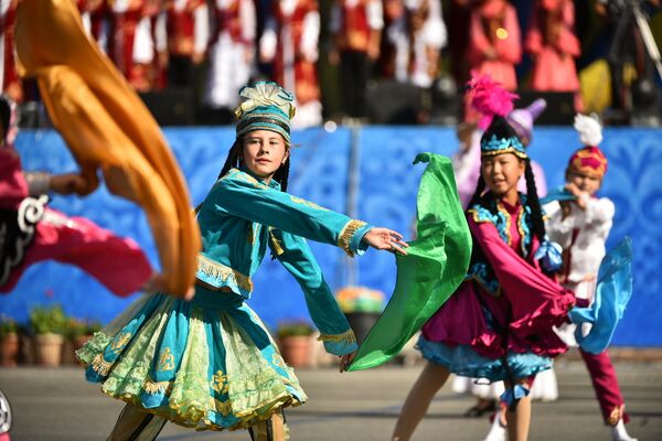 Выступление детских танцевальных коллективов на центральной площади Ала-Тоо - Sputnik Кыргызстан