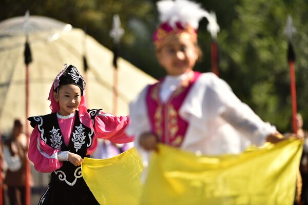 На площади выступают дети - Sputnik Кыргызстан