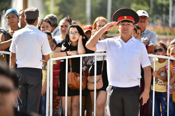 Зрители на площади Ала-Тоо - Sputnik Кыргызстан