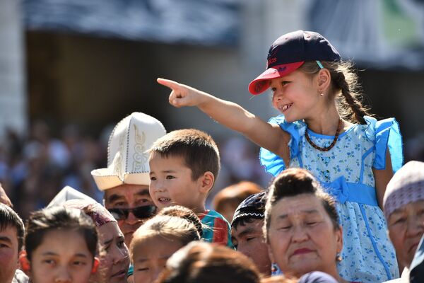 Взрослые привели своих детей на площадь Ала-Тоо, чтобы отметить праздник - Sputnik Кыргызстан
