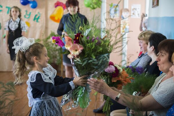 Первоклассница дарит цветы учительнице. Архивное фото - Sputnik Кыргызстан