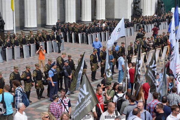 Участники протестной акции у здания Верховной рады Украины в Киеве. - Sputnik Кыргызстан