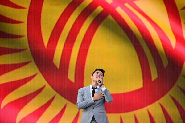 Певец на сцене на площади Ала-Тоо в Бишкеке посвященный ко дню Независимости КР - Sputnik Кыргызстан