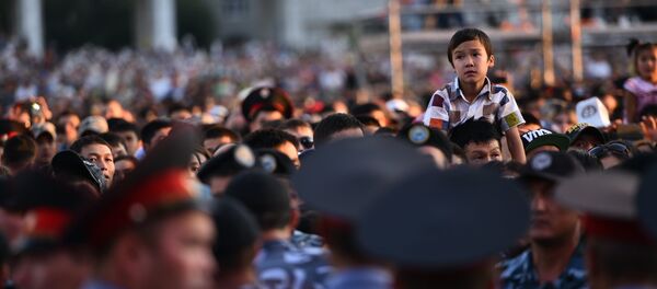 Маленький зрители на концерте в площади Ала-Тоо посвященный ко дню Независимости КР. Архивное фото - Sputnik Кыргызстан