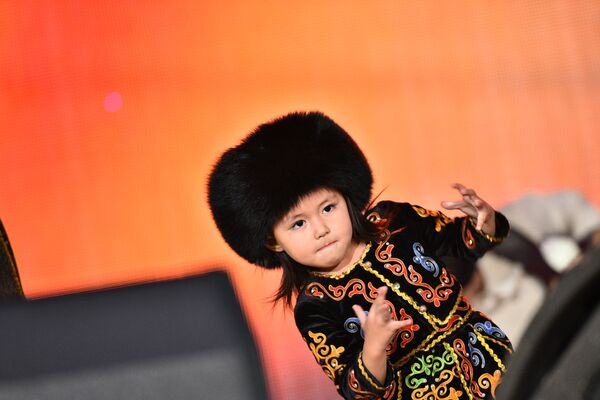 Юная участница концерта — девочка на подтанцовке под песню Кара жорго - Sputnik Кыргызстан