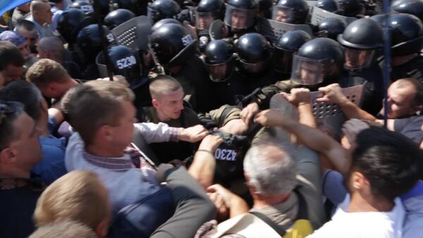 Протестующие у Рады в Киеве валили на землю силовиков и срывали с них каски - Sputnik Кыргызстан
