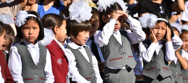 Дети на линейке первого сентября в одном из школ. Архивное фото - Sputnik Кыргызстан