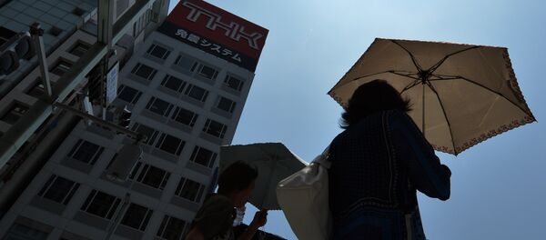 Люди с зонтами в Японии. Архивное фото Люди с зонтами в Японии. Архивное фото - Sputnik Кыргызстан