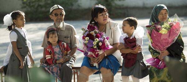 Ата-эне балдары менен. Архив - Sputnik Кыргызстан