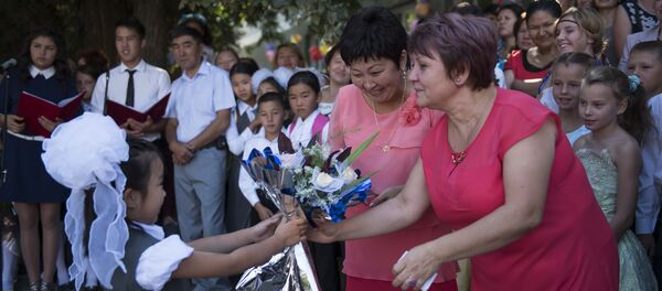 Архивное фото ученицы, которая дарит цветы учителю - Sputnik Кыргызстан