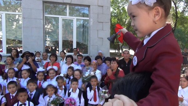 Волнение родителей, банты, цветы и танцы — первый звонок в Бишкеке - Sputnik Кыргызстан