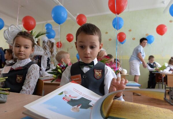 Открытие школьного сезона: как прошла линейка в минской гимназии / - Sputnik Кыргызстан