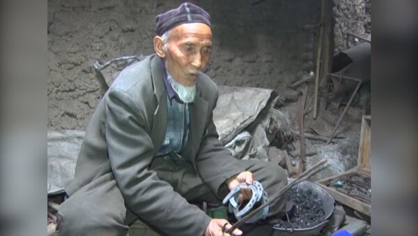 Ручные меха и древесный уголь. Мастерская кузнеца в Баткене - Sputnik Кыргызстан