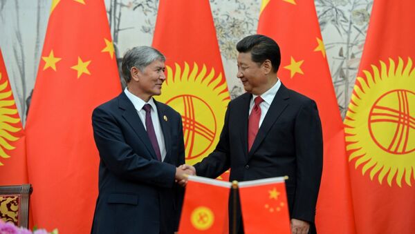 Президент Кыргызстана Алмазбек Атамбаев и глава Китая Си Цзиньпин на официональном визите в Китай. - Sputnik Кыргызстан