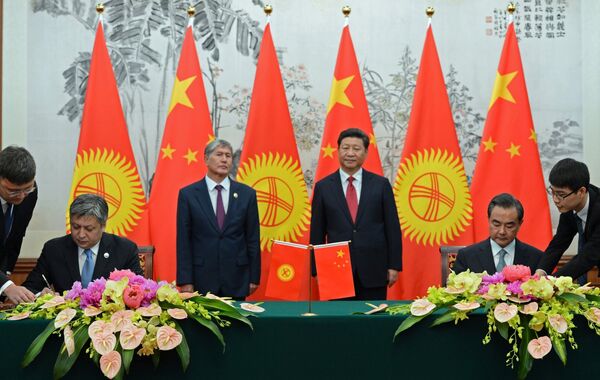 Документ подписан в Пекине по итогам встречи президента Атамбаева с председателем КНР Си Цзиньпинем. - Sputnik Кыргызстан