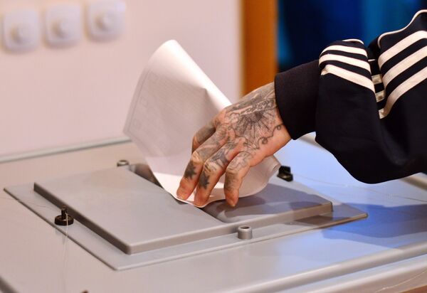 Заключенный СИЗО опускает бюллетень в урну во время голосования. Архивное фото - Sputnik Кыргызстан