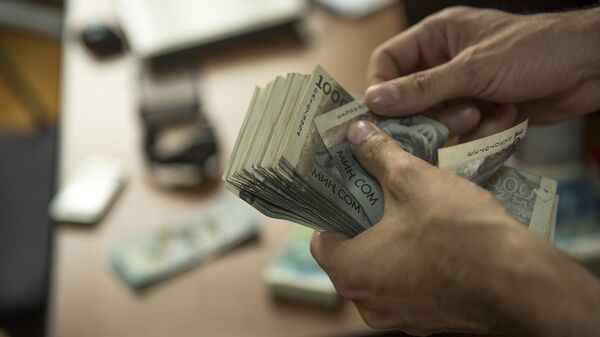 Пачка денег номиналом в тысячи сом. Архивное фото - Sputnik Кыргызстан