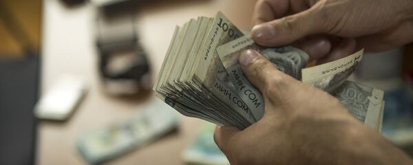 Акча санап жаткан адам. Архив - Sputnik Кыргызстан