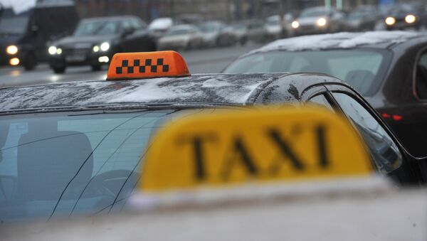 Такси на одном из улиц города. Архивное фото - Sputnik Кыргызстан