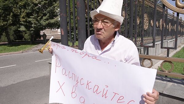Распускайтесь, хватит! — активист прогоняет депутатов ЖК - Sputnik Кыргызстан
