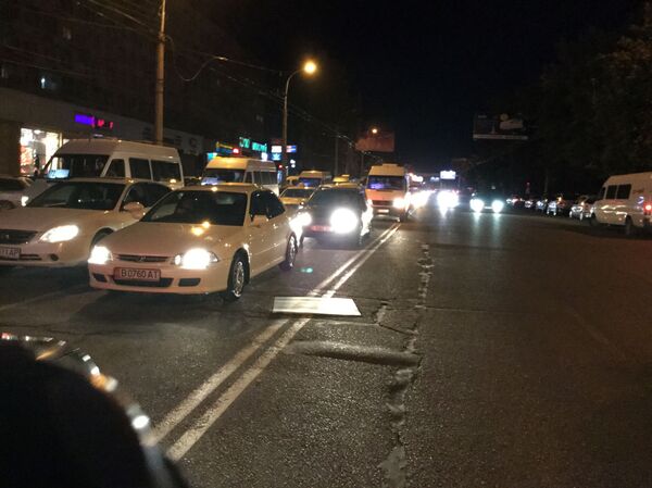 Пробки по проспекту Чуй в районе магазина детских игрушек - Sputnik Кыргызстан