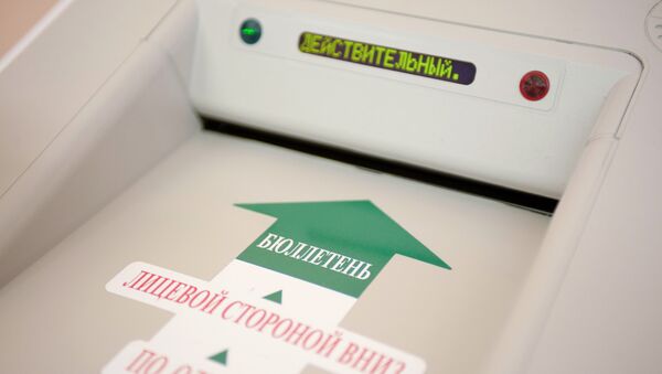 Тестирование комплекса обработки избирательных бюллетеней на электронной урне в одном из избирательных участков. Архивное фото - Sputnik Кыргызстан
