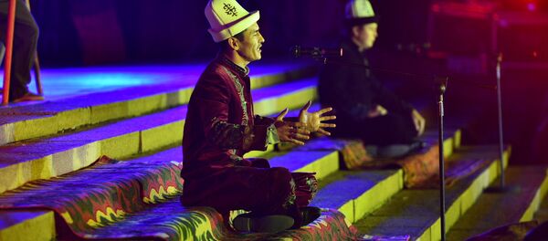 Манасчы сахнада манас айтып жатат. Архив - Sputnik Кыргызстан