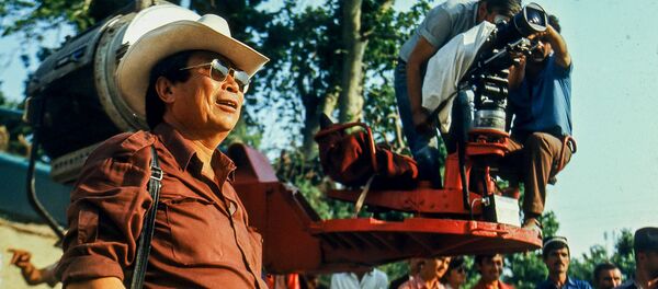 Кыргызский режиссер Толомуш Океев. Архивное фото Кыргызский режиссер Толомуш Океев. Архивное фото - Sputnik Кыргызстан