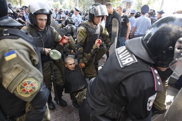 Столкновения между митингующими и правоохранителями у здания Верховной рады в Киеве - Sputnik Кыргызстан