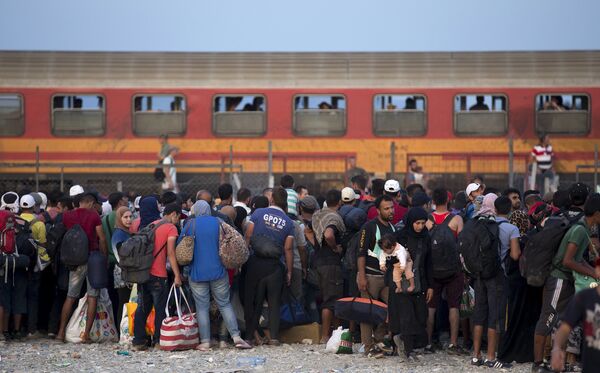 Мигранты ждут, чтобы сесть на поезд на македонско-греческой границе около Гевгелии, Македония. Архивное фото - Sputnik Кыргызстан