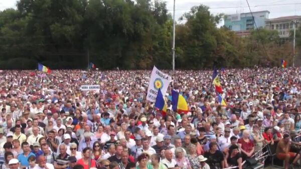 Тысячи кишиневцев с флагами митинговали за отставку правительства Молдавии - Sputnik Кыргызстан