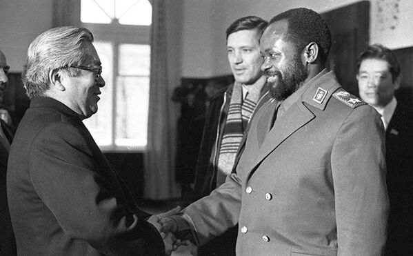 Встреча Усубалиева с президентом Мозамбика Саморой Машелом. 1980 год - Sputnik Кыргызстан