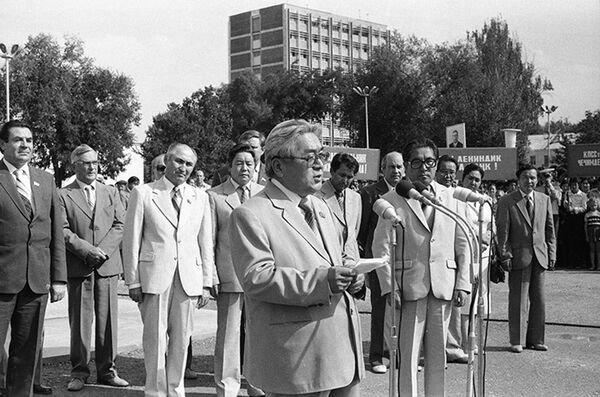 Усубалиев выступает на торжественном мероприятии в честь открытия памятника писателю Максиму Горькому во Фрунзе. 1981 год - Sputnik Кыргызстан