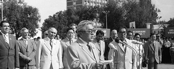 Турдакун Усубалиев Фрунзе шаарында жазуучу Максим Горькийдин эстелигин ачуу салтанатында. Архив - Sputnik Кыргызстан