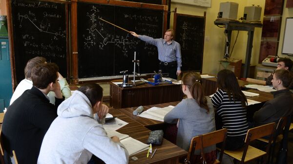 Преподаватель во время занятия. Архивное фото - Sputnik Кыргызстан